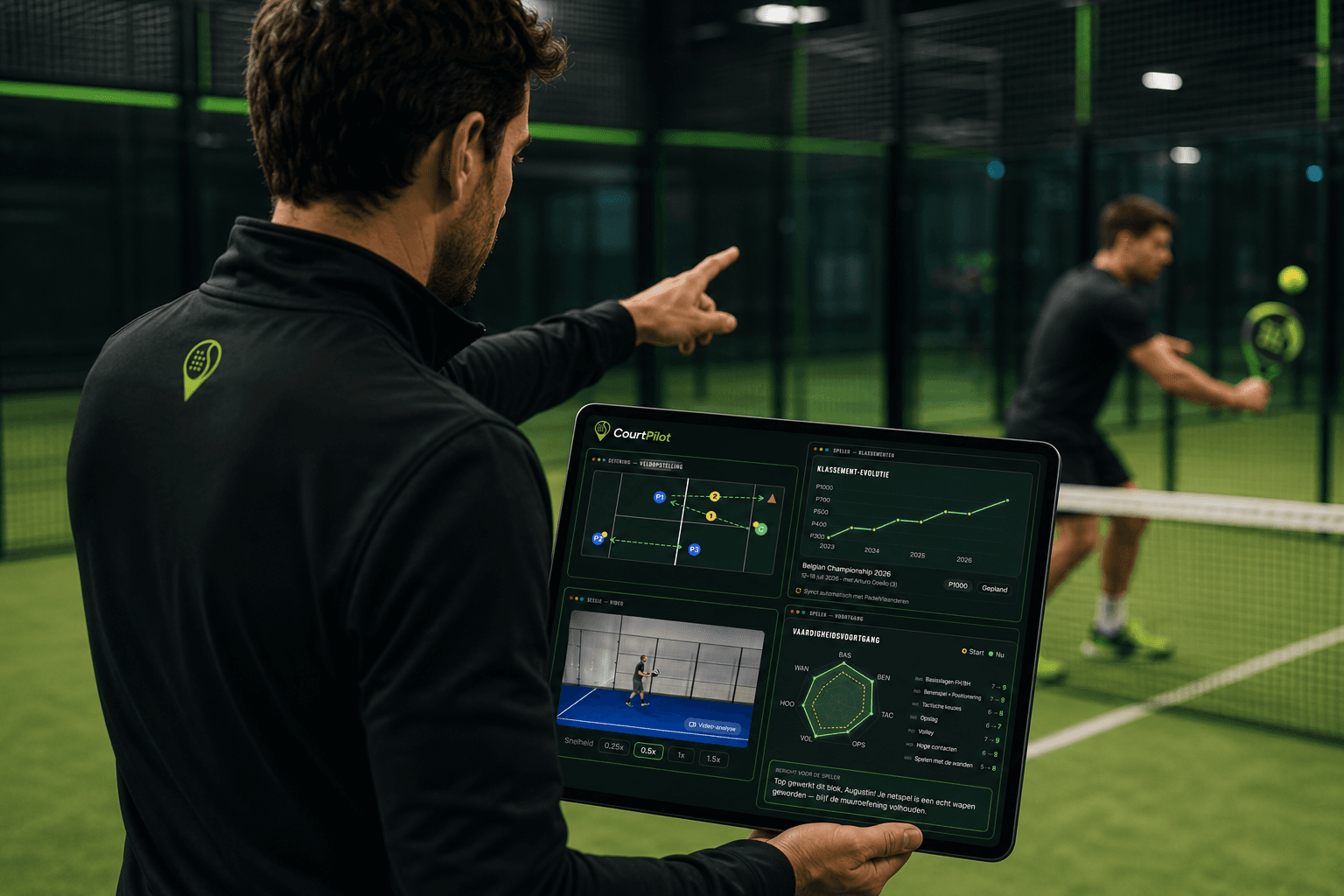 Padelcoach langs de baan die een speler coacht, met CourtPilot open op een tablet.