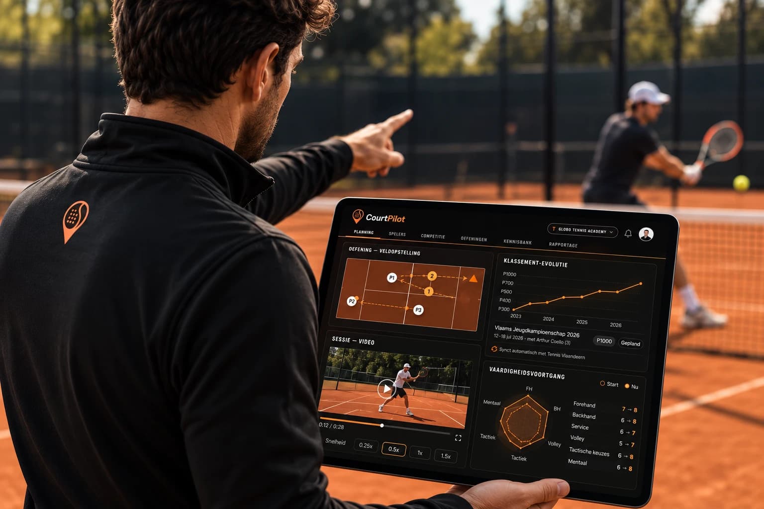 Tenniscoach langs de baan die een speler coacht, met CourtPilot open op een tablet.